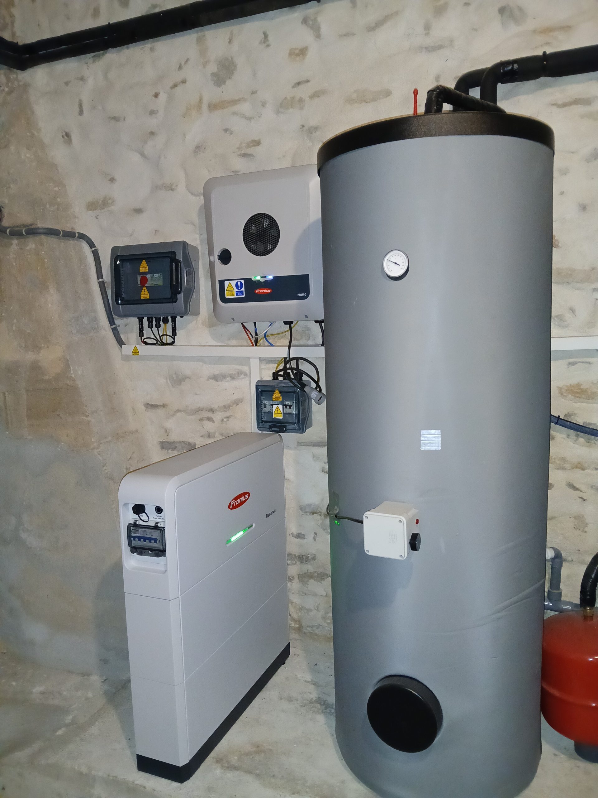Détail de l'installation : onduleur Fronius Primo, batterie Fronius Reserva et ballon d'eau chaude sanitaire